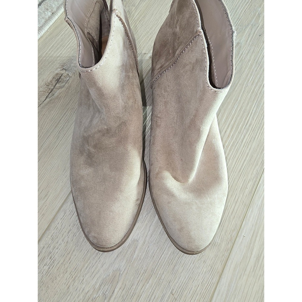 Universal‎ thread booties womens size 9, beige suede like upper, slight heel 1"